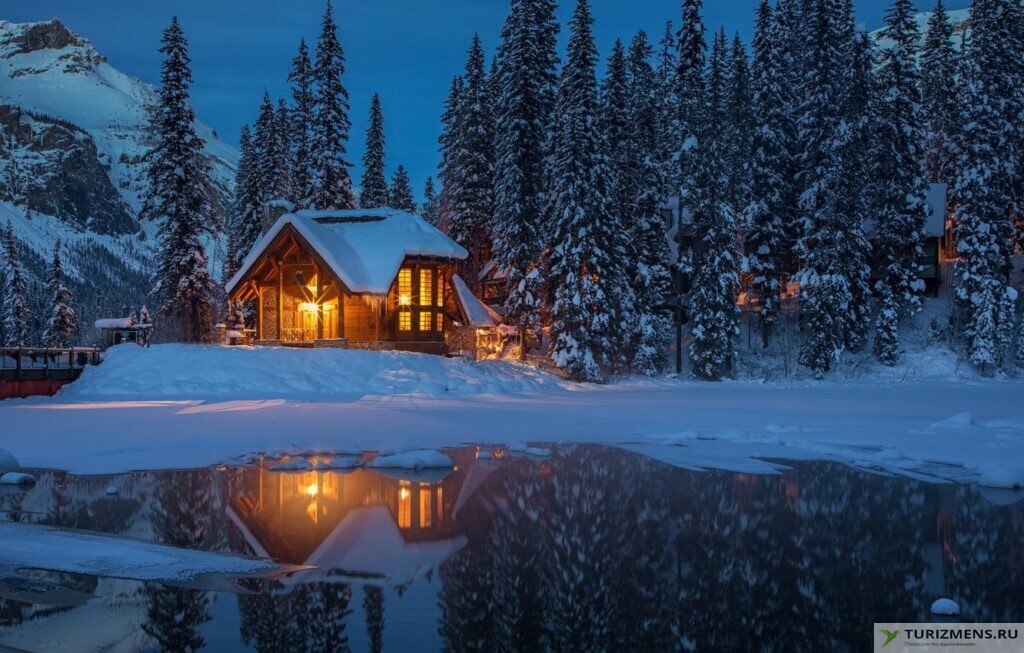 Сказочный дом в лесу зимой в деревне